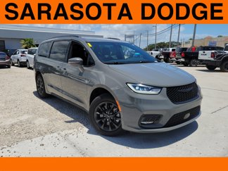 Used 2021 Chrysler Pacifica Touring-L w/ Uconnect Theater Family Group image 1