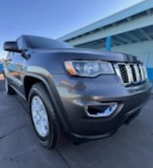 Used 2020 Jeep Grand Cherokee Laredo image 1