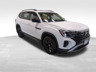 New 2025 Volkswagen Atlas Peak Edition SE image 1