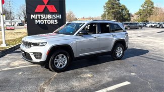 Used 2024 Jeep Grand Cherokee Laredo image 1