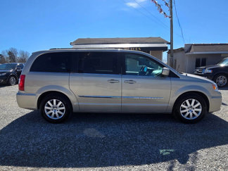 Used 2014 Chrysler Town & Country Touring image 1