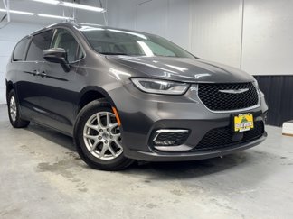 Used 2023 Chrysler Pacifica Touring-L image 1