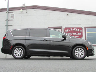 Used 2023 Chrysler Pacifica Touring-L image 1
