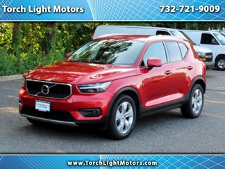 Used 2022 Volvo XC40 T5 Momentum image 1