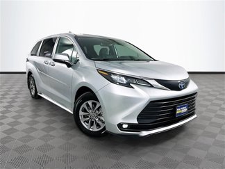 Certified 2025 Toyota Sienna XLE image 1