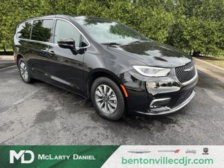 New 2025 Chrysler Pacifica Select image 1