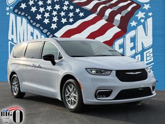 New 2025 Chrysler Pacifica Select image 1