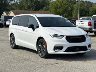 New 2026 Chrysler Pacifica Select image 1