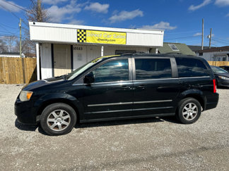Used 2010 Chrysler Town & Country Touring image 1