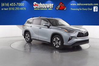 Used 2022 Toyota Highlander XLE image 1