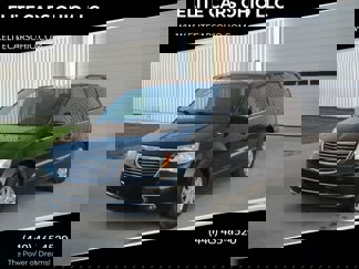 Used 2015 Chrysler Town & Country Touring image 1