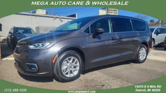 Used 2023 Chrysler Pacifica Touring-L image 1