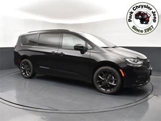 New 2025 Chrysler Pacifica Limited image 1