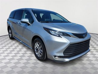 Used 2022 Toyota Sienna XLE image 1