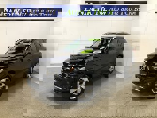 Used 2021 Volvo XC40 T5 Momentum image 1