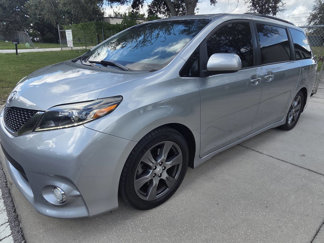 Used 2017 Toyota Sienna SE image 1