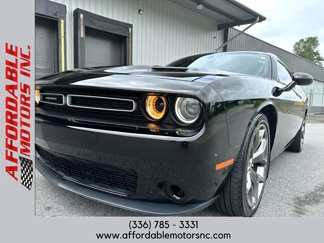 Used 2015 Dodge Challenger SXT image 1
