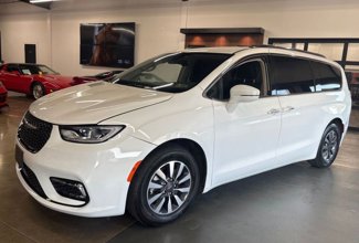 Used 2021 Chrysler Pacifica Touring-L image 1