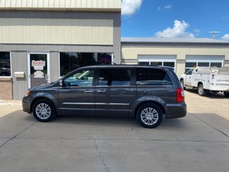 Used 2015 Chrysler Town & Country Touring-L w/ Driver Convenience Group image 1