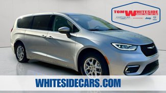 Used 2023 Chrysler Pacifica Touring-L image 1