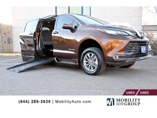 Used 2022 Toyota Sienna XLE image 1