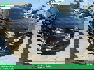 Used 2017 Chrysler Pacifica Touring-L image 1