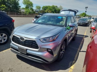 Used 2020 Toyota Highlander XLE image 1