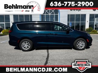 New 2025 Chrysler Pacifica Select image 1