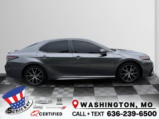 Used 2022 Toyota Camry SE image 1