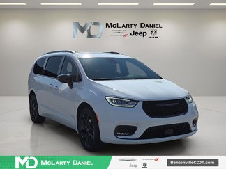 New 2026 Chrysler Pacifica Limited w/ S Appearance Package image 1