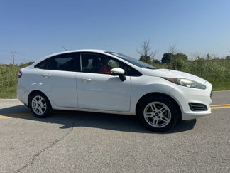 Used 2015 Ford Fiesta SE image 1