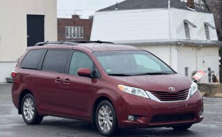 Used 2015 Toyota Sienna LE image 1
