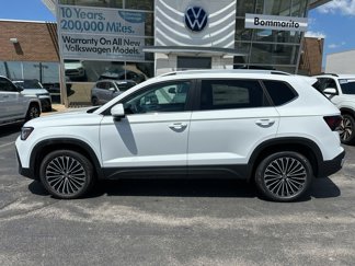 Used 2025 Volkswagen Taos SE image 1