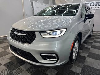 Used 2024 Chrysler Pacifica Touring-L image 1