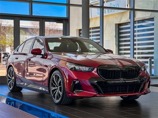 New 2025 BMW 550e xDrive w/ Premium Package image 1