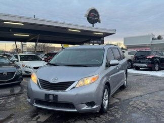 Used 2013 Toyota Sienna LE image 1