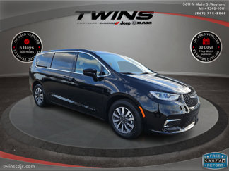 New 2025 Chrysler Pacifica Select image 1