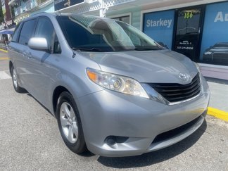 Used 2014 Toyota Sienna LE image 1