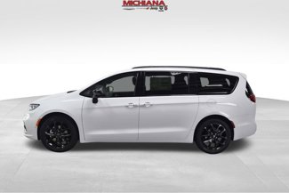 New 2026 Chrysler Pacifica Limited image 1