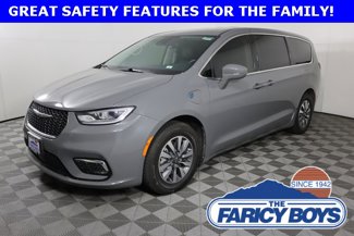Used 2022 Chrysler Pacifica Touring-L image 1
