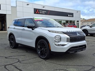 Used 2023 Mitsubishi Outlander SE image 1
