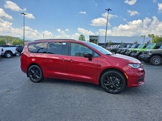 New 2026 Chrysler Pacifica Limited image 1
