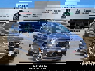 Used 2023 Chrysler Pacifica Touring-L image 1