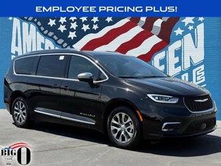 New 2025 Chrysler Pacifica Pinnacle image 1