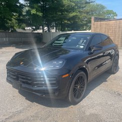 Used 2024 Porsche Cayenne Coupe image 1