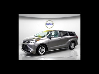 Used 2022 Toyota Sienna XLE image 1