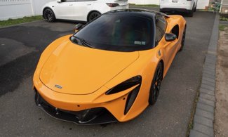 Used 2023 McLaren Artura image 1