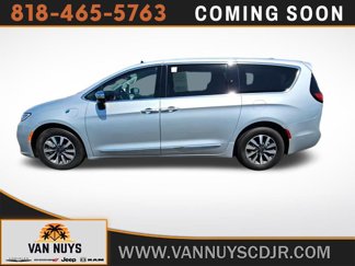 Used 2023 Chrysler Pacifica Limited w/ Uconnect Theater Family Group image 1
