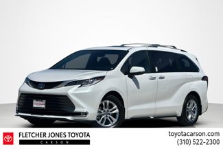 Used 2025 Toyota Sienna Limited image 1