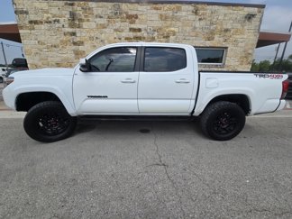 Used 2017 Toyota Tacoma SR5 image 1